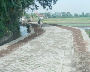 Salah satu Jalan Paving di Dusun Kalirejo yang oleh warga dianggap belum selesai dikerjakan.