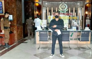 Direktur LSM Merak Mochtar Hartadi saat kunjungi Kejaksaan Tinggi Jawa Timur.